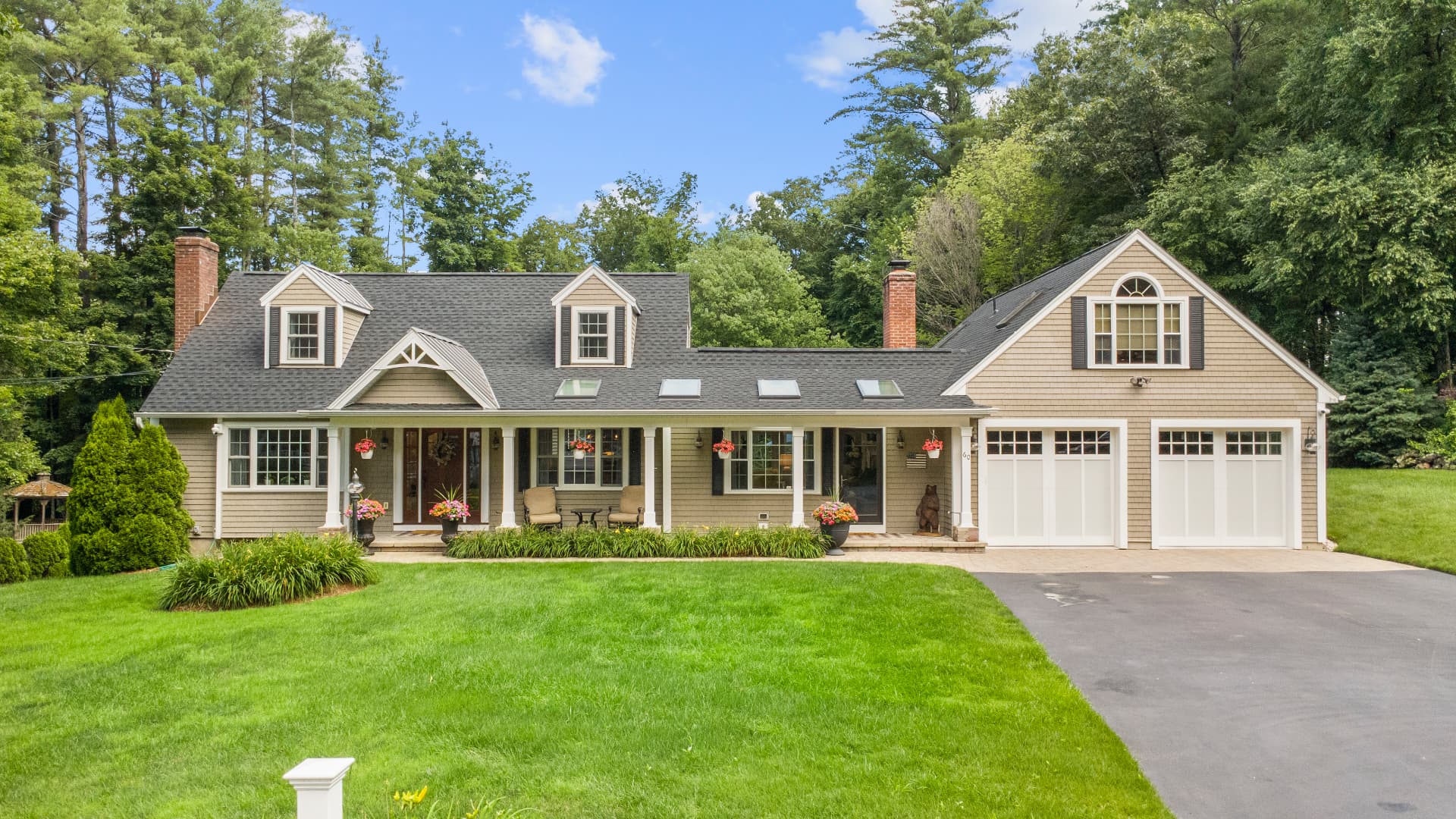 Casa Cape Cod con césped amplio, porche y garaje doble